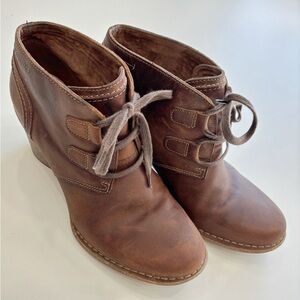 Clarks artisan genuine Leather Ankle Boots with heel